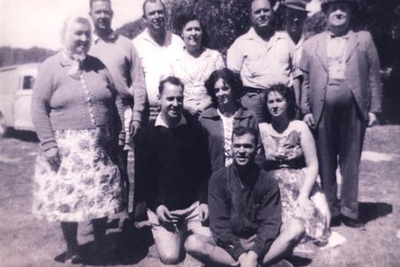 Die Vermeulengesin van weleer, met Henties voor. Middel vlnr is Louis, Betsie en Hannie. Agter vlnr is Baby (moeder), Gallie, Jan, Max, Piet en Danie (vader)  